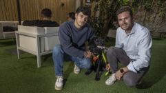 Mart�n Otero (en la foto, a la izquierda) y Guille Varela (derecha) con su perro en la terraza interior de Bonsai, una cafeter�a y cocteler�a de Santiago que es �pet friendly� y recomienda en su gu�a digital para peregrinos otros locales y actividades para disfrutar de la ciudad. Adem�s, Mart�n hizo por su cuenta una web sobre ciberseguridad en cuyo logo sale su perro, un shiba inu.