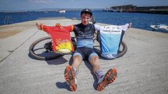 Manuel Parada, en el puerto de Agui�o, muestra los maillots de campe�n del Open de Espa�a y del gallego