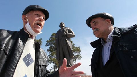 Seguidores del Partido Comunista ruso, ante la estatua de Lenin