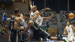 La lucha por cada rebote es una se�a de identidad de este Monbus Obradoiro