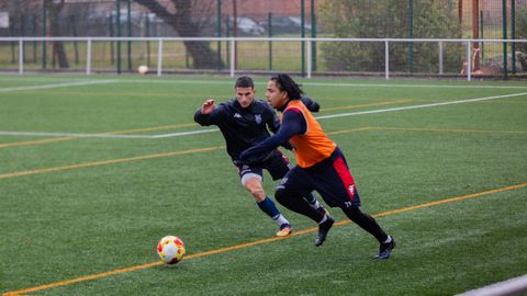 Luisao y Miguel Cuesta pugnando por un bal&oacute;n durante un entrenamiento