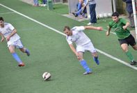 Ancho, del Monte Louro, trata de llevarse la pelota ante un rival el domingo en el Eleuterio Balayo. 