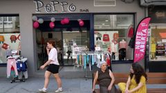 Los comercios de Boiro se vistieron de rosa y las calles se llenaron de gente por la Noite Aberta