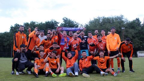 El Abanqueiro, festejando el ascenso tras ganar en el feudo del Lua�a.