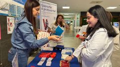 Mesa informativa instalada en el CHUO por el Da Mundial del Sida.