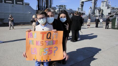 Emotivo recibimiento al Cantabria en los muelles de Navantia