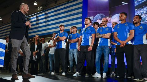 El director de La Voz de Galicia, Rub�n Santamarta, habla a los jugadores del D�por