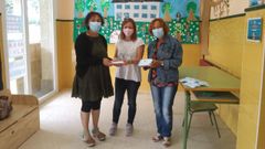 Las concejalas de Educaci�n y de Servizos Sociais de Barreiros entregaron mascarillas en el colegio de San Cosme