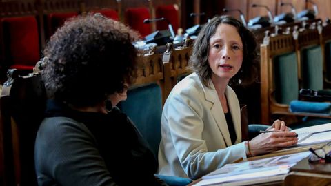 La consejera de Derechos Sociales y Bienestar, Melania Álvarez, compareció este martes en la Junta General para informar sobre el proyecto marco de acogimiento residencial de menores y responder a cinco preguntas sobre exclusión social, ayudas a familias frente al alzhéimer, identidad de género, atención sanitaria a usuarios de residencias y mayores dependientes y valoración de dependencia y discapacidad.