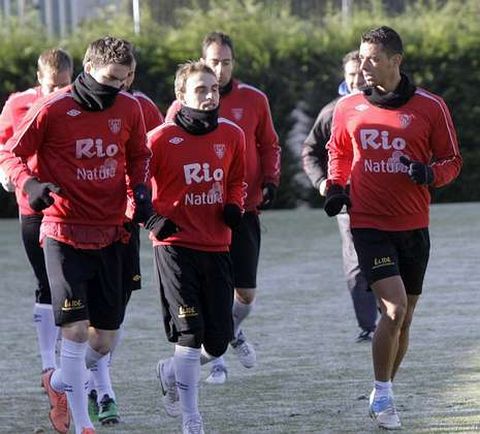 Guayre, primero por la derecha, junto a Font y V�ctor Marco ayer, en el helado c�sped de A Campi�a.