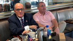 Giuliani tom� un caf� con el empresario americano-ucraniano Lev Parnas en el Trump International Hotel en Washington, el pasado 20 de septriembre
