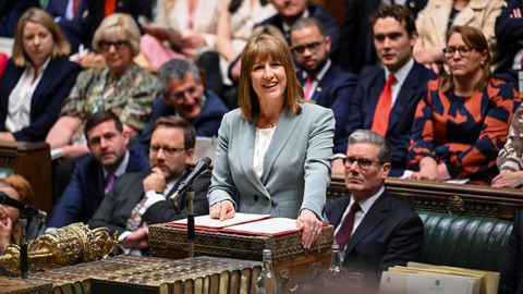 La ministra de Economía británica, Rachel Reeves, presentó el presupuesto en el Parlamento.