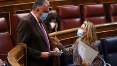 La ministra de Transportes, Movilidad y Agenda Urbana, Raquel S�nchez (d), conversa con el diputado de Foro Asturias, Isidro Mart�nez Oblanca (i), durante el pleno celebrado este mi�rcoles en el Congreso.