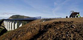 Los operarios trabajan para concluir las obras de la autov�a transcant�brica a su paso por el municipio lucense de Mondo�edo.