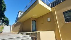 La imagen actual de la fachada posterior del auditorio municipal, pintado para eliminar las pintadas y con dos c�maras de vigilancia arriba de la puerta