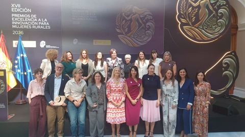 Roc�o Lozano (primera por la derecha en la fila de atr�s), vicepresidenta del colectivo de rederas de Cari�o, ayer en la entrega de premios