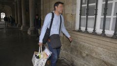 Un polic�a retira documentaci�n en el Concello por el caso mordidas.