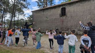 Los escolares participaron en un taller de baile tradicional impartido por Conchi Carro