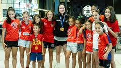 Sandra Mart�nez, con canteranas del Seis do Nadal que la recibieron a su regreso a casa.