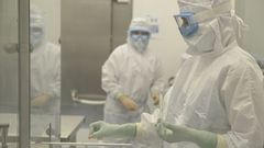 Trabajadores en los laboratorios de las instalaciones de Zendal en O Porri�o