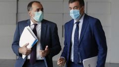 Los conselleiros de Sanidade, Garc�a Comesa�a (izquierda) y Educaci�n, Rom�n Rodriguez, antes de la comparecencia tras el comit� educativo-sanitario