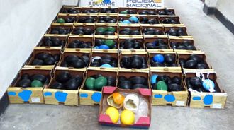 Vigo. La intensidad de envios, como este de media tonelada oculta en melones, obliga a prestar la misma atenci�n al puerto que a la costa.