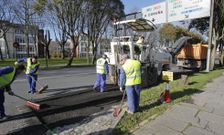 Una brigada de la empresa Josc�n reasfalt� ayer en San Caetano y Cruceiro da Coru�a. 