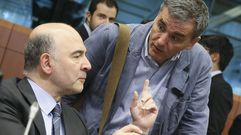 El comisario de Asuntos Econ�micos, Pierre Moscovici conversa con el ministro giego de Finanzas, Euclides Tsakalotos