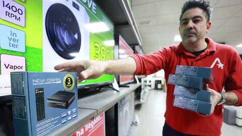 Un empleado del Star Center de Lugo con un decodificador HD.