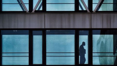 Imagen de las cristaleras del Chuac en un momento en el que el covid vació el hospital de visitas, familiares y prácticamente de pacientes que no estuviesen afectados por el coronavirus