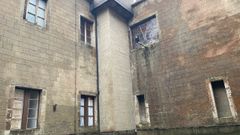 Patio interior del pazo en una de las zonas que se encuentran en mal estado