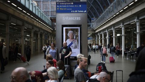 Las im�genes en homenaje a la reina Isabel II han tomado la ciudad. En la fotograf�a, un cartel en la estaci�n de Saint Pancras.