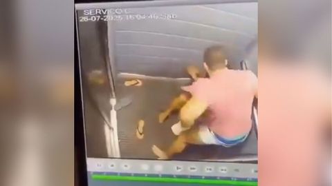 Captura de imagen del ataque tomada de las cmaras de seguridad del ascensor.