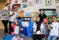 Todo el personal de Carricanta colabora en la preparaci�n del mercadillo