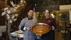 Marlon y Morgan, con una de las paellas que realizan en su gastrobar, Madeiro