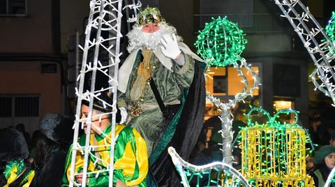 El rey Melchor abra el recorrido de las tres carrozas de la cabalgata