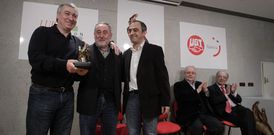 Roberto Teijido y Xos� Carrillo, recogiendo uno de los premios de la Fundaci�n Luis Tilve. 