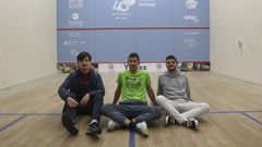 Los investigadores Adrin Aparicio y Alberto Tinahones, junto a Borja Goln (centro), en el Squash Milladoiro, dondese celebrarn los actos deportivos y festivos el 9 de noviembre