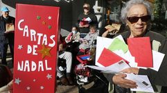 Mercedes, en primer plano, y sus compa�eros de la residencia de mayores de Campolongo con las decenas de cartas que est�n recibiendo estos d�as. 