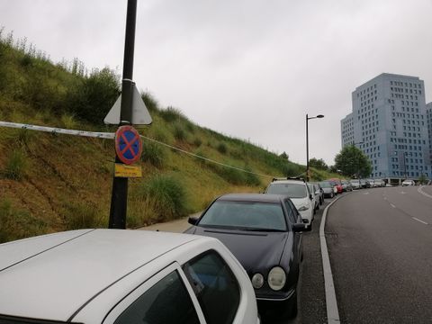 Varios coches aparcados en la zona de estacionamiento libre de la calle Manuel Crespo