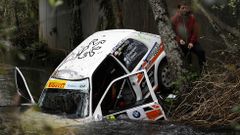 Un coche termin� en el r�o, durante la prueba de hoy en el Rali do Cocido de Lal�n