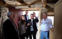 Cores Tour�s, Sol V�zquez, Elena Fabeiro y Ramiro Varela en el interior de uno de los pendellos en obras.