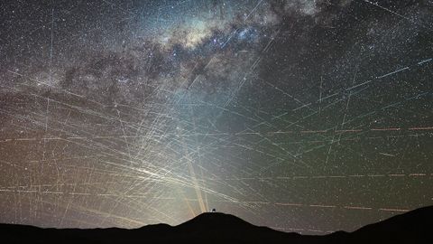 Sat�lites captados durante una hora por los telescopios del Observatorio Austral Europeo en el cielo del desierto de Atacama, en Chile