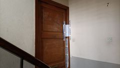 As� estaba este martes la puerta de la casa de Cristina Cabo Buj�n, la lucense asesinada el domingo, todav�a con el precinto policial.