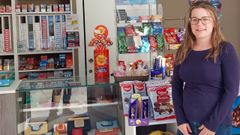 Cristina Rodr�guez compr� la licencia del estanco de Marisol y los instal� en un bajo de sus padres, justo en frente