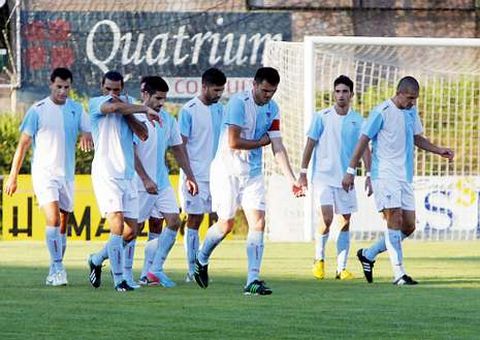 Casti�eiras, con brazalete, en el partido de Negreira.