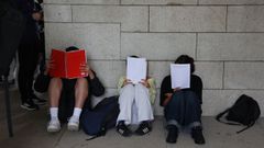 Estudiantes repasando antes de una de las pruebas de la PAU en Santiago.