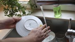 Consumo de agua para el lavado de vajilla en un domicilio ferrolano.