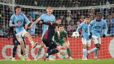 Los jugadores del Celta se defienden ante un ataque prometedor del Bolonia.