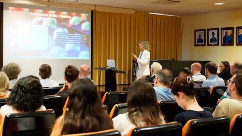 Raquel Gonz�lez Soengas, coordinadora del proyecto y profesora del Departamento de Qu�mica Org�nica e Inorg�nica de la Universidad de Oviedo